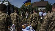 Eine Ehrenwache trägt den Sarg ihres Kameraden im Dorf Putrivka, 1. August 2024. 