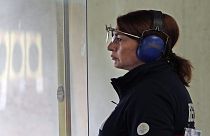 La georgiana Nino Salukvadze gareggia nel turno di qualificazione femminile di pistola rapida da 25 m alle Olimpiadi estive del 2024, venerdì 2 agosto 2024, a Chateauroux, in Francia.