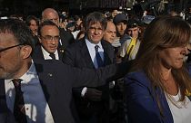 Le leader indépendantiste catalan et ancien président Carles Puigdemont arrive pour s'adresser à ses partisans afin d'assister au débat d'investiture près du parlement catalan