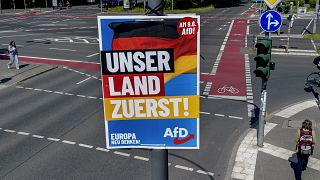 Un manifesto dell'AfD recita "Prima il nostro Paese"