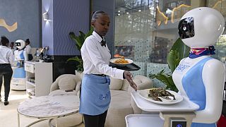 Kenya : des robots-serveurs révolutionnent la scène culinaire à Nairobi