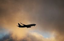 Un Boeing 737 de Royal Air Maroc s'apprête à atterrir à Lisbonne au coucher du soleil, le samedi 20 juillet 2024.