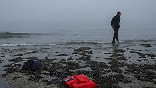 Um migrante curdo que falhou na sua tentativa de chegar ao Reino Unido de barco regressa à cidade de Ambleteuse, no norte de França, no domingo, 19 de maio de 2024