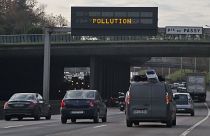 Vehicles circulando cerca de París durante un periodo de alta contaminación atmosférica