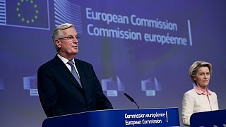 ARQUIVO - A presidente da Comissão Europeia, Ursula von der Leyen, à direita, e Michel Barnier em Bruxelas, em 24 de dezembro de 2020.