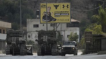 Um comboio de bulldozers militares israelitas é visto durante um ataque do exército em Jenin, na Cisjordânia, na segunda-feira, 2 de setembro de 2024.