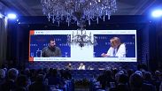 El presidente de Ucrania, Volodymyr Zelenskyy, sentado con un periodista italiano en el foro económico de la Casa Europea Ambrosetti (TEHA) en Cernobbio, el 6 de septiembre de 2024.