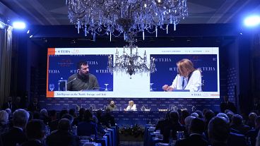 Il presidente ucraino Volodymyr Zelenskyy siede con un giornalista italiano al forum economico European House Ambrosetti (TEHA) di Cernobbio, 6 settembre 2024