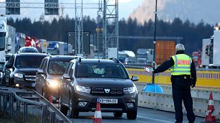 Agentes da polícia federal alemã controlam carros na fronteira entre a Áustria e a Alemanha, 16 de março de 2020.