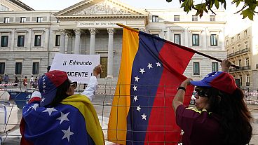 Tüntetők a madridi parlament épülete előtt 2024.09.10-én.