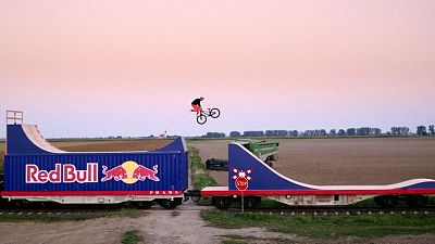 Dawid Goziek effectuant la première course sur un train en marche. 