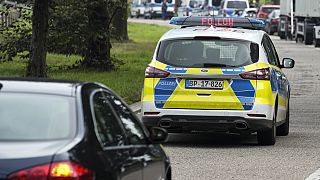 La polizia tedesca scorta un'auto francese a un controllo vicino al confine con il Belgio, ad Aquisgrana