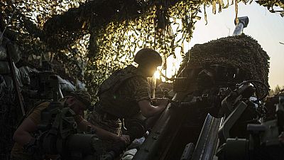 Ukrainische Soldaten der 148. Artilleriebrigade bereiten ihre Haubitze M777 vor