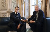 Emmanuel Macron, à esquerda, aperta a mão ao então negociador-chefe da União Europeia para o Brexit, Michel Barnier, no Palácio do Eliseu, em Paris, na sexta-feira, 31 de janeiro de 2020.