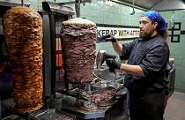  Ein türkischer Koch bereitet Döner in Berlin, Deutschland, am Mittwoch, 18. September 2024, zu. 