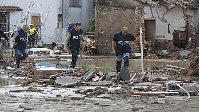 Polizisten bahnen sich ihren Weg durch ein überflutetes Gebiet in Traversara, 20. September 2024