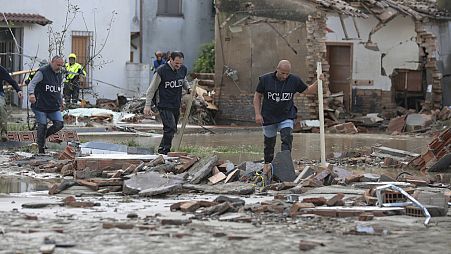 Polizisten bahnen sich ihren Weg durch ein überflutetes Gebiet in Traversara, 20. September 2024