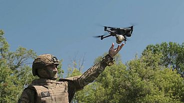 Soldado com drone. - AP/Russian Defense Ministry Press Service