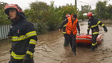 Rettungskräfte ziehen ein Boot durch eine überflutete Straße in Pechea, 14. September 2024.