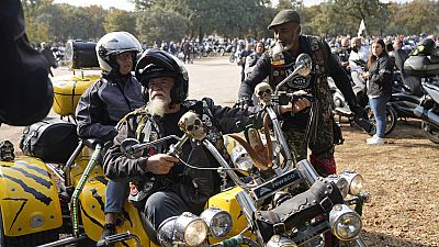 Les motocyclistes arrivent sur les parkings autour du sanctuaire catholique de Fátima au Portugal