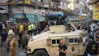 Esercito libanese e soccorritori sulla scena di un attacco aereo israeliano nella periferia sud di Beirut (24 settembre 2024)