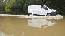 Certaines parties du centre et du sud de l'Angleterre ont reçu de 60 à 80 millimètres ce lundi. Des crues soudaines ont submergé de nombreuses habitations.