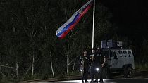 Polizisten bewachen eine Straße in der Nähe des Dorfes Banjska im Norden des Kosovo, 24. September 2023.