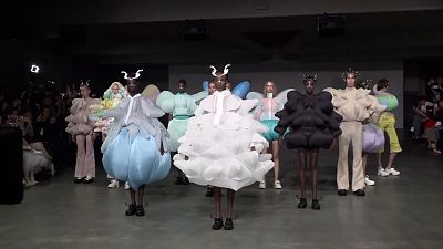 La collection printemps-été aérienne d'Anrealage défile à Paris