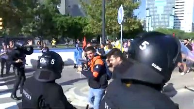 Captura de ecrã de imagens sobre a represão policial contra manifestantes em L’Hospitalet de Llobregat