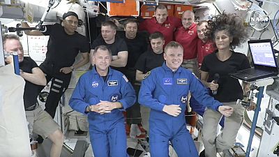 Barry Wilmore (all'estrema sinistra) e Suni Williams (all'estrema destra) hanno accolto Nick Hague della NASA (davanti a sinistra) e Alexander Gorbunov di Roskosmos (davanti a destra).