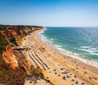 Приголомшливі скелі, золоті піски та блакитні води: 10 найкращих пляжів світу