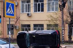 ​Внедорожник Lexus перевернулся в центре Читы после ДТП (ФОТО)