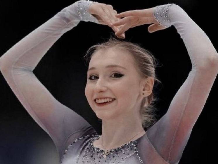 17-летняя российская фигуристка Софья Муравьева приняла участие в красивой фотосъемке. Серебряный призер чемпионата России 2024 года сфотографировалась в романтичном образе.