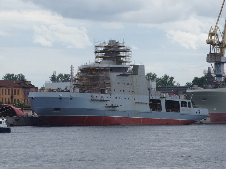 В Балтийском море идут ходовые испытания нового боевого ледокола с крылатыми ракетами
