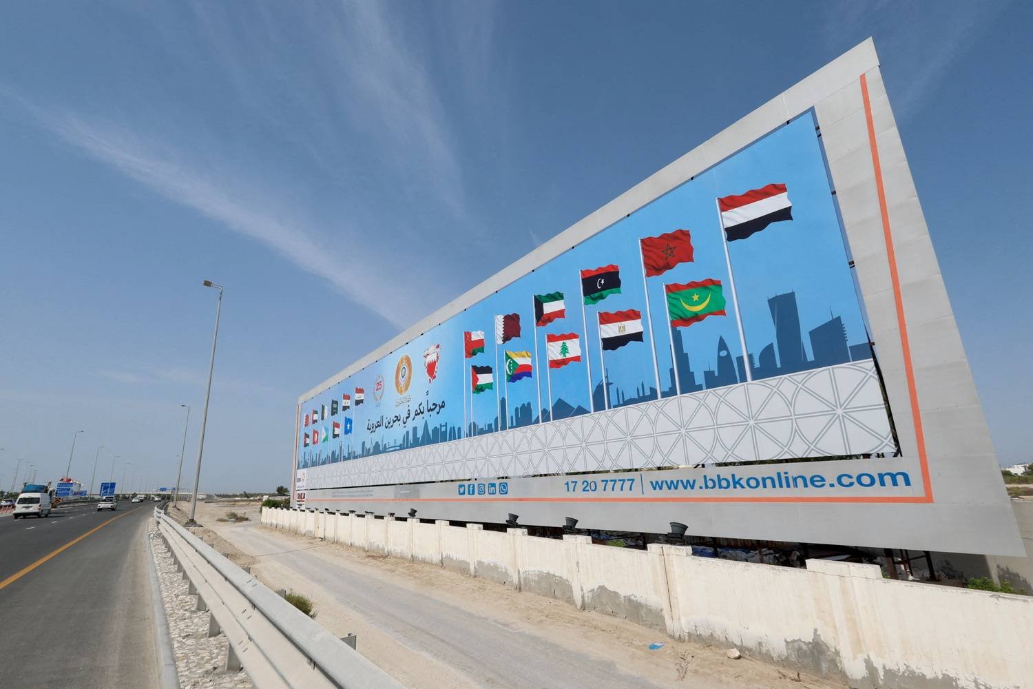 لافتة تضم أعلام الدول المشاركة في القمة العربية بالبحرين (رويترز)