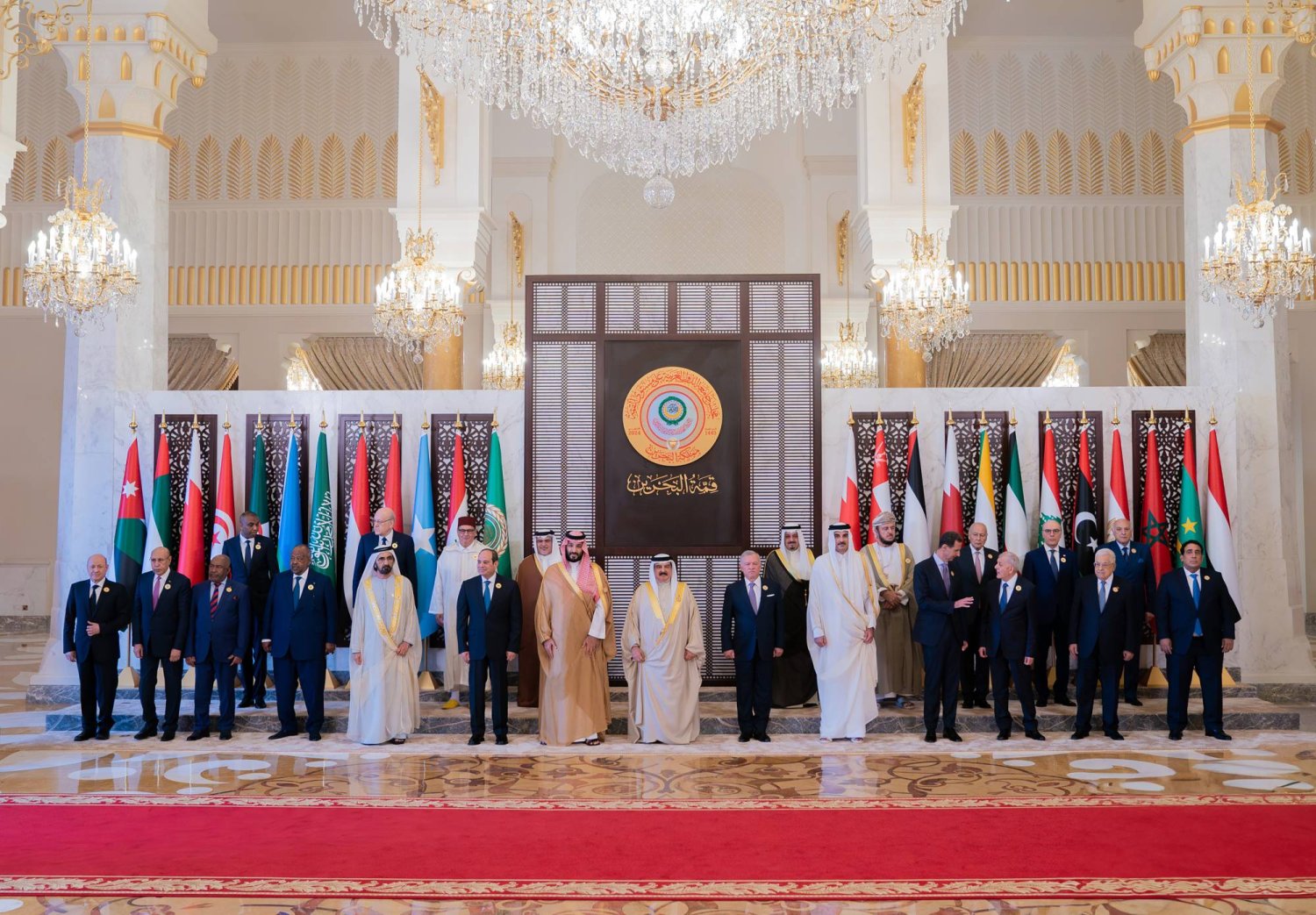 الصورة التذكارية لقادة الدول العربية في قمة المنامة (بنا)