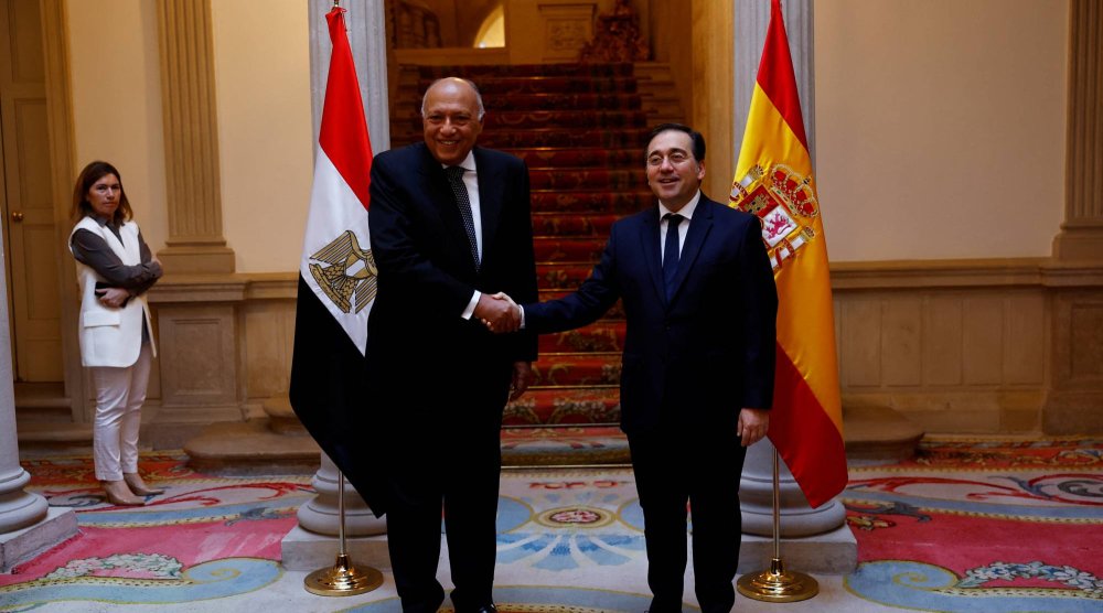 وزير الخارجية المصري سامح شكري (يسار) مع نظيره الإسباني خوسيه مانويل ألباريس في مدريد (رويترز)