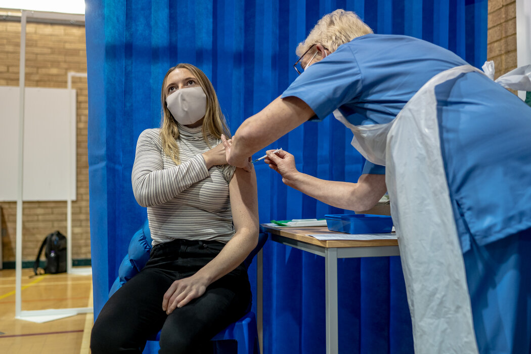 周二，在威尔士卡尔迪夫，实习医生凯瑟琳·卡内基接种辉瑞-BioNTech疫苗。