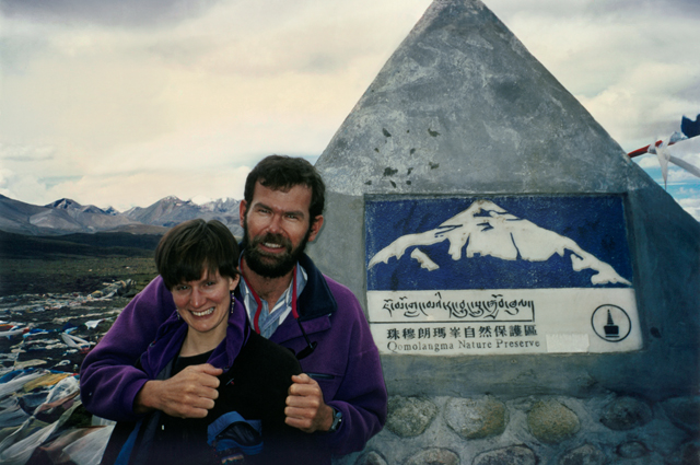 Дженн и Роб Холл на Тибетском плато. Фото сделано до событий, показанных в фильме «Эверест».Фото из финальных титров фильма