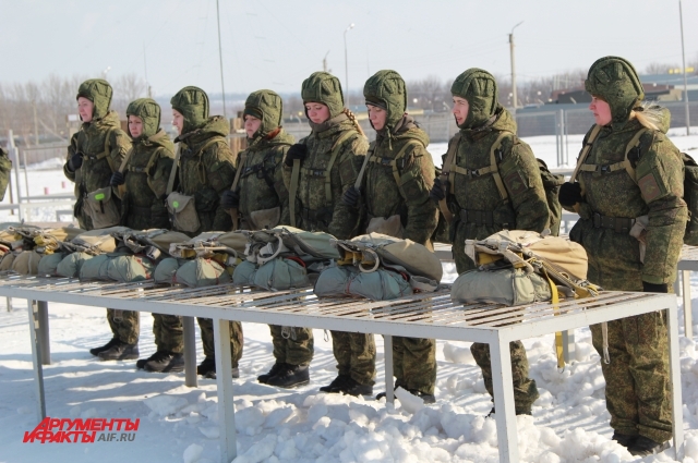 На занятии по воздушно-десантной подготовке.