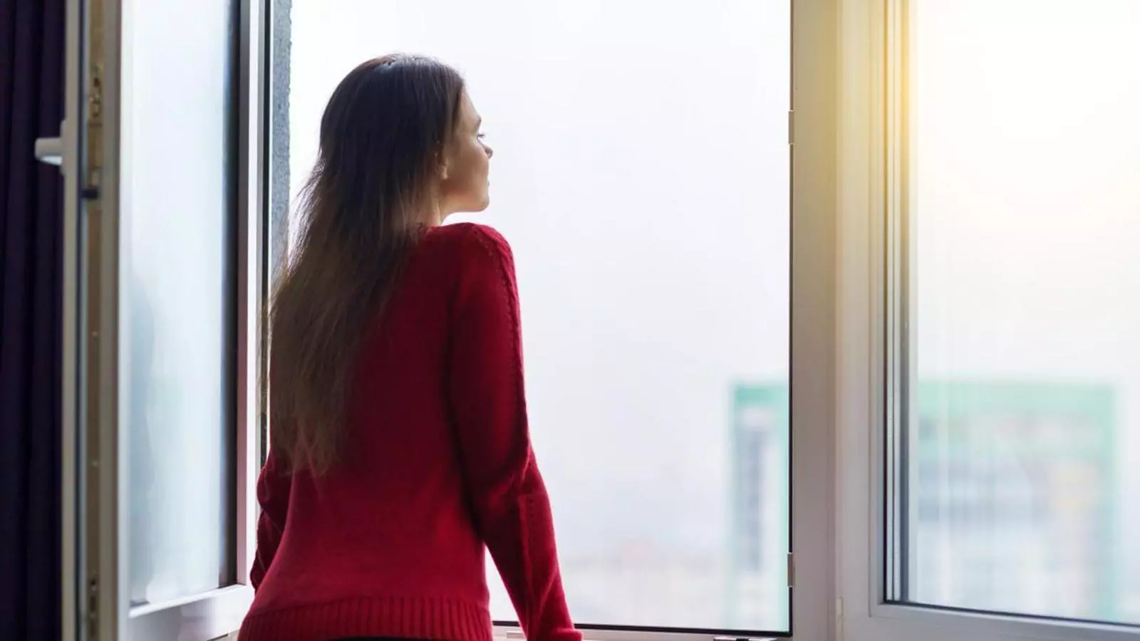 Una dona ventilant una habitació en una imatge de recurs.