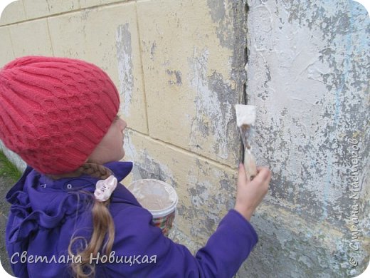Дети сами нанесли на небольшие участки стен не очень толстый слой шпаклевки. (фото 3)
