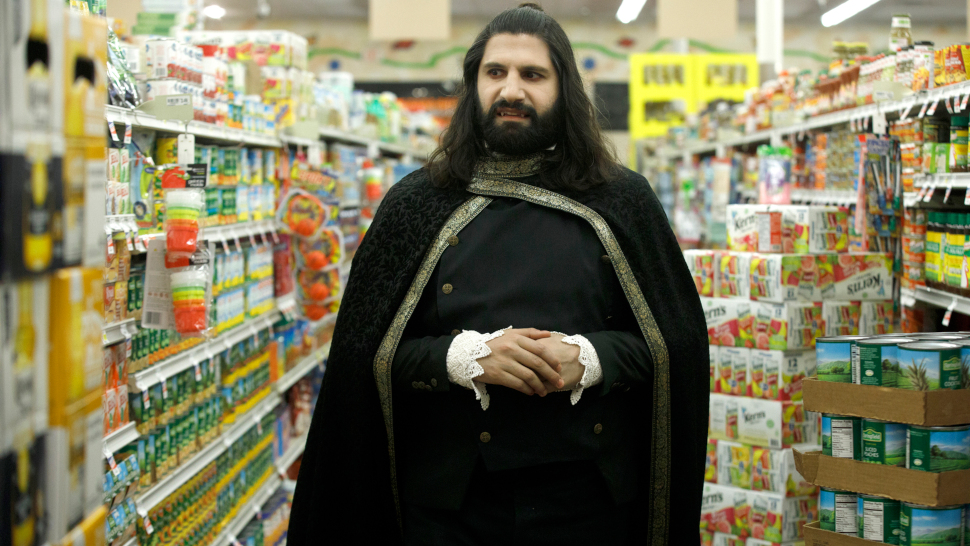 Kayvan Novak als Nandor in What We Do in the Shadows