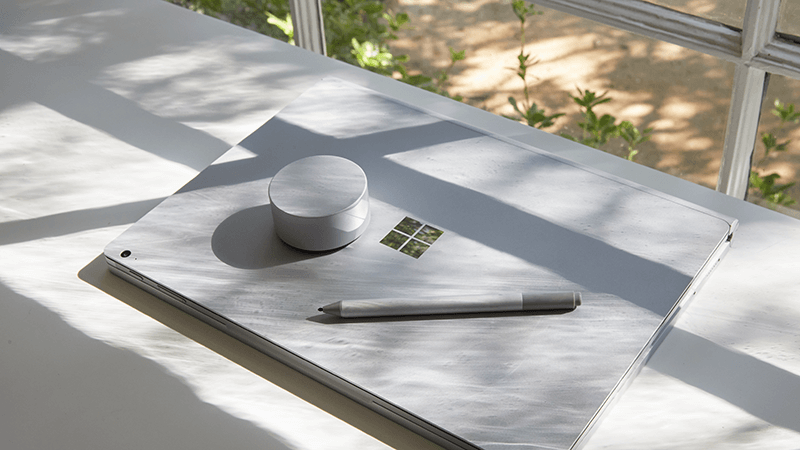 Surface Book, Surface Dial and Penna per Surface su una scrivania  