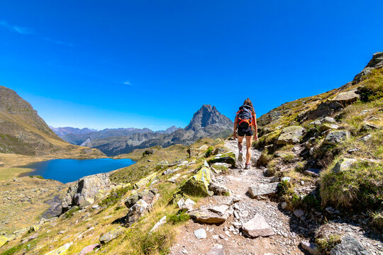 Joven mujer haciendo senderismo por Pirineos.
Young woman hiking through Pyrenees
