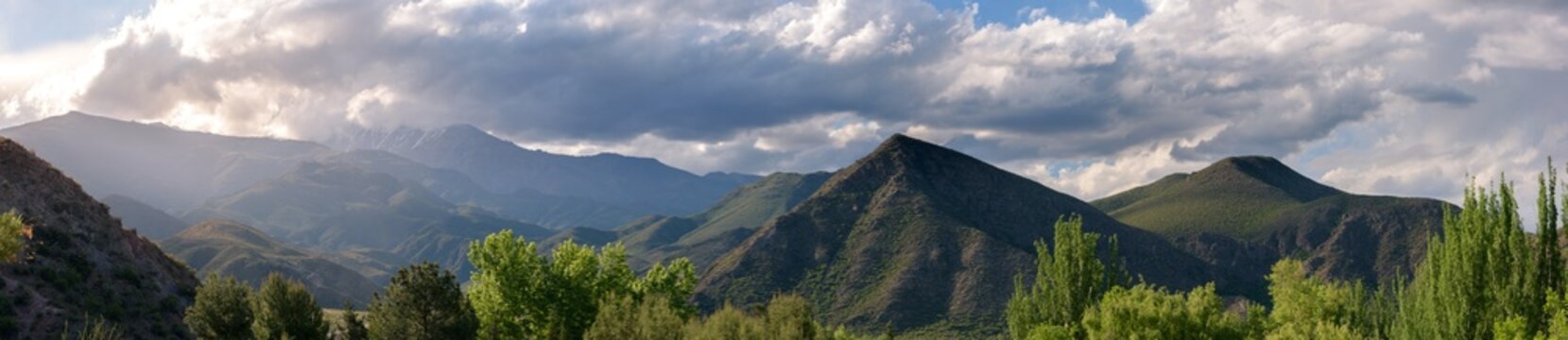 Panorámica de paisaje montañoso con luz lateral - Mendoza - Argentina