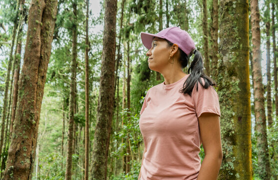 retrato de joven mujer en el bosque practicando senderismo de naturaleza 