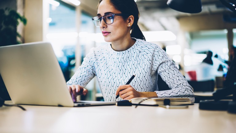 businesswoman-browsing-laptop