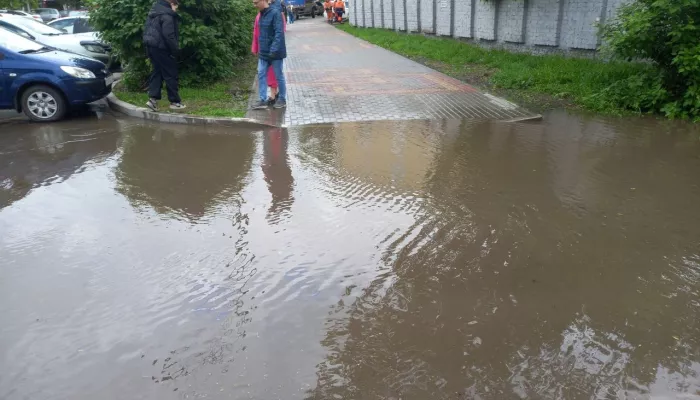 В Барнауле из-за коммунальной аварии затопило дорогу во дворе