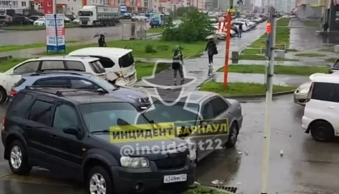 В Барнауле на пешеходном переходе столкнулись три авто